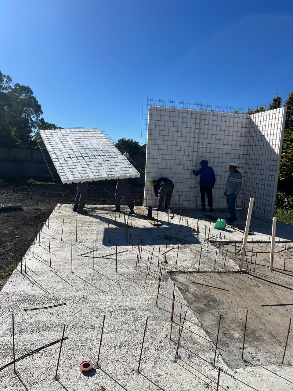 Painel monolítico EPS sendo montado em obra